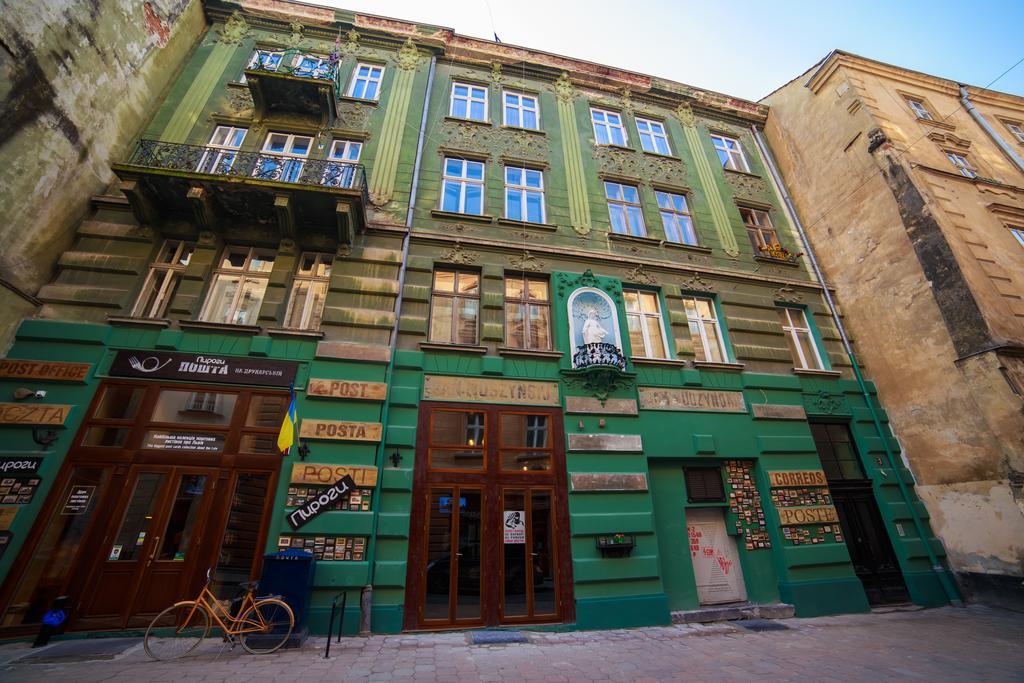 Hollywood Home Hostel Lviv Exterior photo