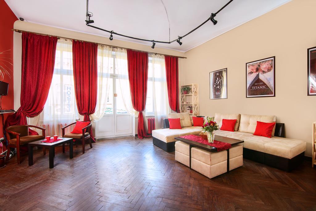 Hollywood Home Hostel Lviv Exterior photo